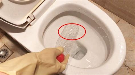 厕所堵了用什么通最方便最快最简单，马桶刷加塑料袋秒通