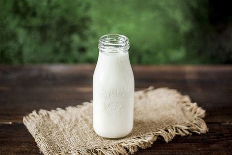 过期牛奶千万别扔11种用途，擦地板／浇花／做面膜／清洁(十大妙用)